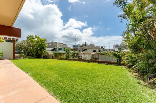796 Isenberg St, Honolulu HI  96826-2928 exterior
