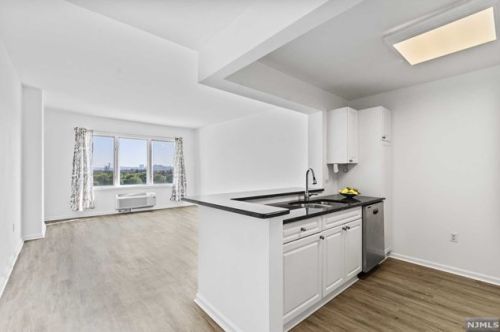 2308 City Pl, Edgewater NJ  07020-3137 exterior
