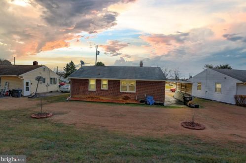 20 Lincoln Dr, Hanover PA 17331-4906 exterior