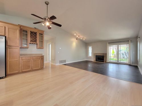 913 Ashton Ct, Vista, CA 92081-8917