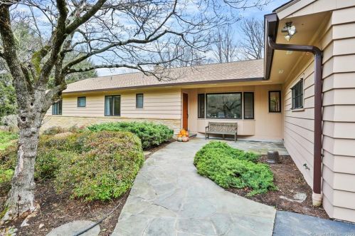 18 Ivanhoe Ln, Greenwich, CT 06830-3925