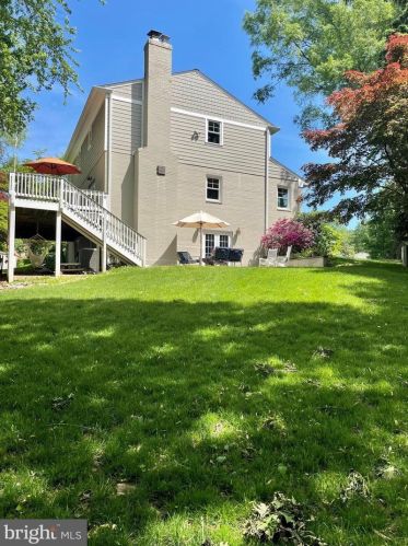 6502 Stratton Pl, Falls Church, VA 22043-1823