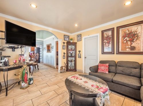 15352 Oliva Ave, Paramount, CA 90723-4639