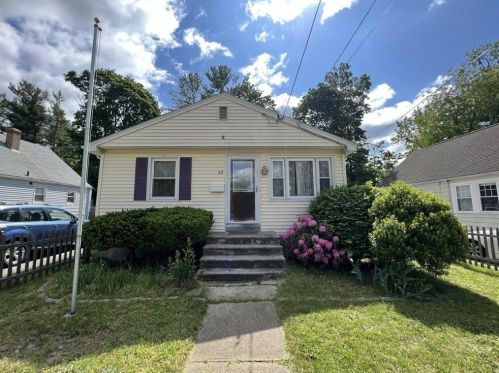 28 Errol St, Warwick, RI 02888-3617