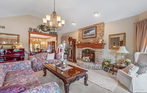 416 Prairieview Pkwy, Pingree Grove IL  60140-9626 exterior
