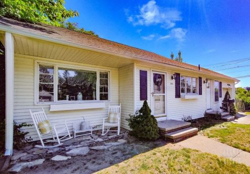 292 Pine St, Warwick, RI 02888-3220