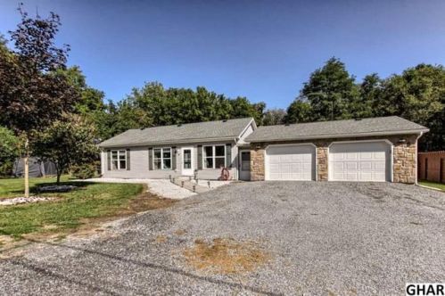 21 Paradise Dr, Carlisle PA  17015-9725 exterior