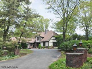 2 Thomas Dr, Lincoln, RI 02865-4915