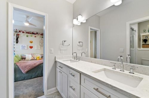 800 Lake Summit Dr, Atlanta GA  30342-1975 exterior