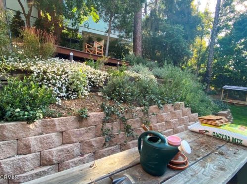 1431 Hillside Dr, Glendale CA  91208-2416 exterior