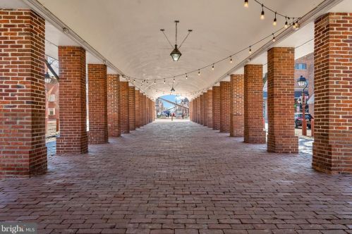 200 Lombard St, Philadelphia PA  19147-1605 exterior