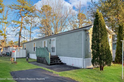 27 Beaver Ave, Lakehurst, NJ 08759-3669