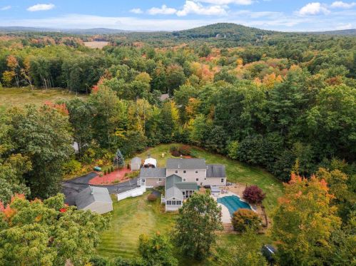 21 Meadow Ln, Auburn, NH 03032-3948