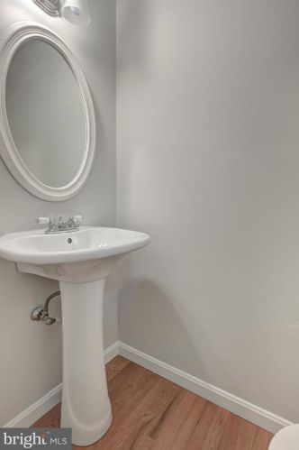 5601 Castlebury Ct, Springfield VA  22015-1883 exterior