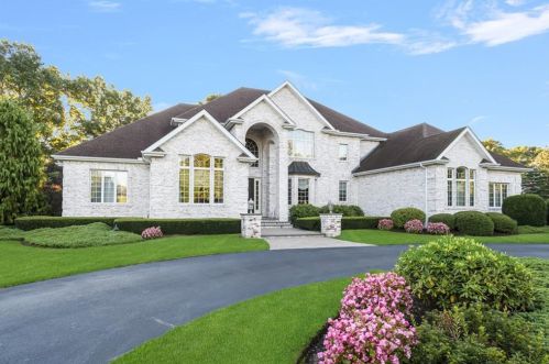8 Pine Tree Ln, Lincoln, RI 02865-4568