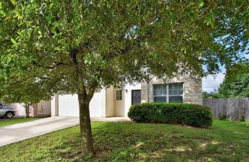 910 Goldenrod St, Uhland TX  78640-5459 exterior
