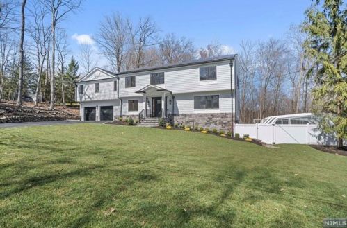 12 Janice Ct, Mahwah, NJ 07430-1515