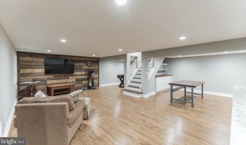 74 Wolf Dr, Trenton NJ 08610-1125 exterior