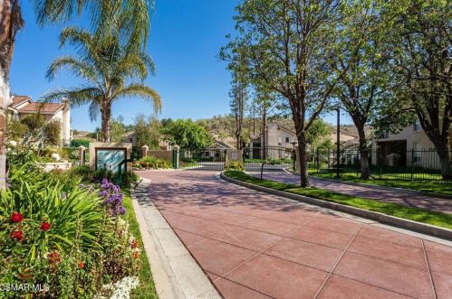 290 Ridgeton Ln, Simi Valley, CA 93065-6743