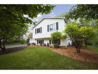 3206 Hamlet Dr, Saint Paul MN  55125-2756 exterior