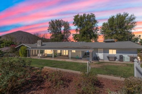 11174 Western Hills Dr, Riverside, CA 92505-2143