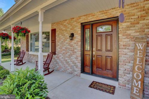 202 Suncrest Rd, Lancaster PA  17601-4861 exterior