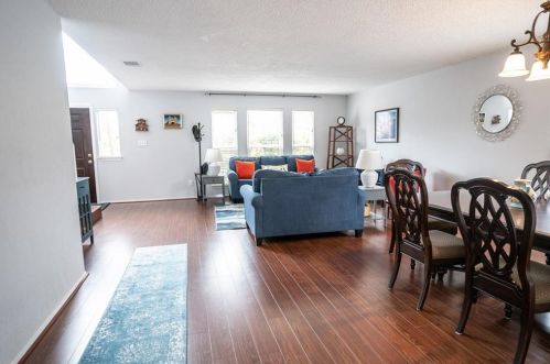 8113 Doe Mdw Dr, Austin TX  78749-2866 exterior