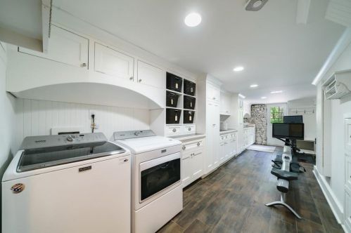1574 Cave Rd, Atlanta GA  30327-3120 exterior