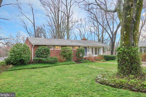 7317 Pinewood St, Falls Church, VA 22046-2725
