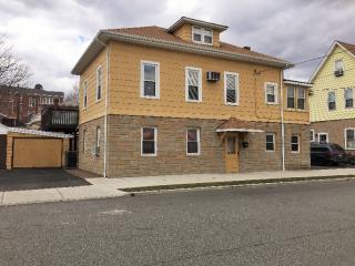 15 River St, Lodi, NJ 07644-1523