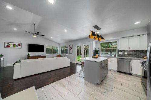 2116 Rockwood Dr, Carrollton TX 75007-5723 exterior