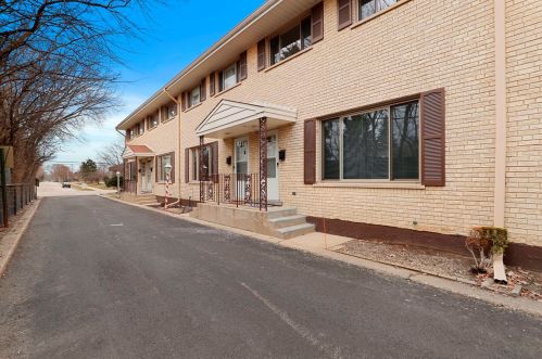652 Central Rd, Arlington Hts, IL 60005-3210