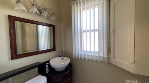 548 Oak St, Glendale CA 91204-1136 exterior