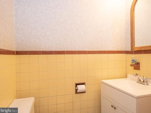 2106 Lyndell Dr, Lancaster PA  17601-5728 exterior