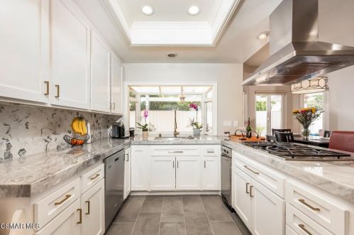 26608 Goldenrod Pl, Calabasas, CA 91302-2944