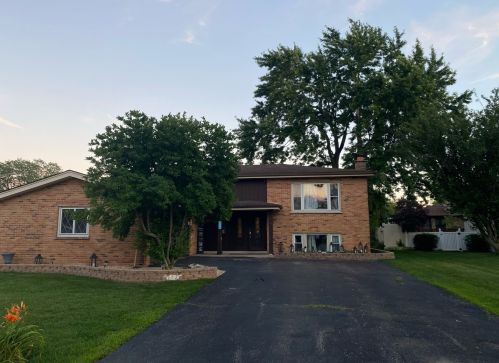452 Pioneer Dr, Addison IL  60101-2124 exterior
