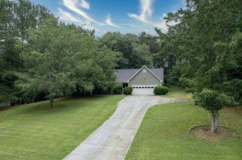 4991 Cliff Top Dr, Loganville, GA 30052-3435