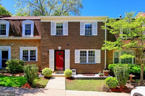 9932 Lakepointe Ct, Springfield, VA 22015-1818