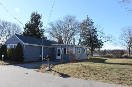 64 Namquid Dr, Warwick, RI 02888-5625
