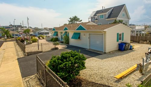 16 Las Vegas Rd, Lavallette NJ 08735-1815 exterior