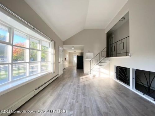 25 New Monmouth Rd, Middletown NJ  07748-2102 exterior