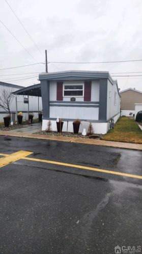 49 Freddie Ave, Avenel, NJ 07001-1906