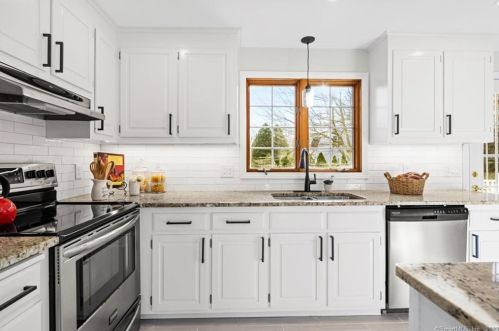 20 Summit Dr, Wapping CT  06074-3742 exterior