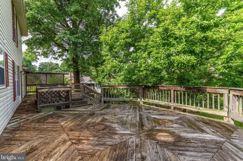 6315 Falling Brk Dr, Springfield VA  22015-4033 exterior