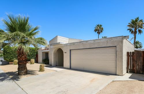 830 Arroyo Vista Dr, Palm Springs, CA 92264-3420