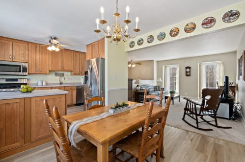 689 Sand Crk Dr, Carol Stream IL  60188-9135 exterior