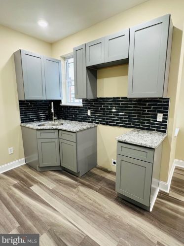 2558 17th St, Philadelphia, PA 19132-3927