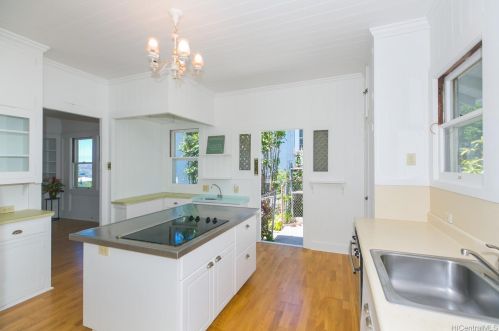 2021 Kakela Dr, Honolulu HI  96822-2158 exterior