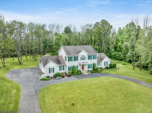 4 Poppys Ct, Columbia, NJ 07832-2400