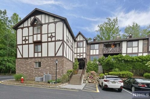 2703 Hemingway Ln, Mahwah, NJ 07430-2385